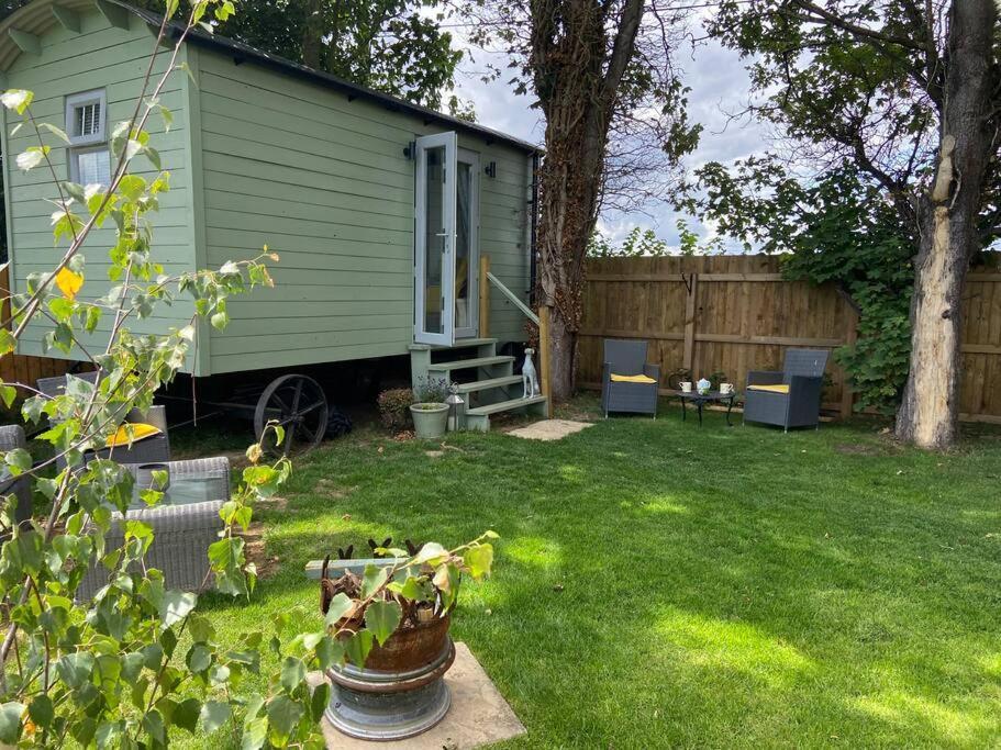 Beautiful Shepherd'S Hut Newmarket  Exterior photo