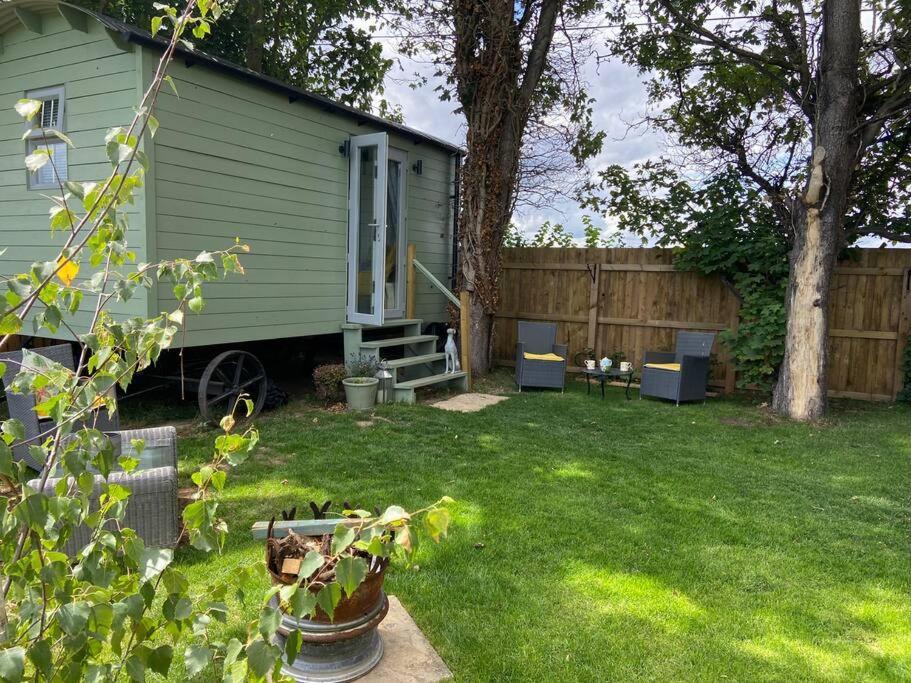 Beautiful Shepherd'S Hut Newmarket  Exterior photo