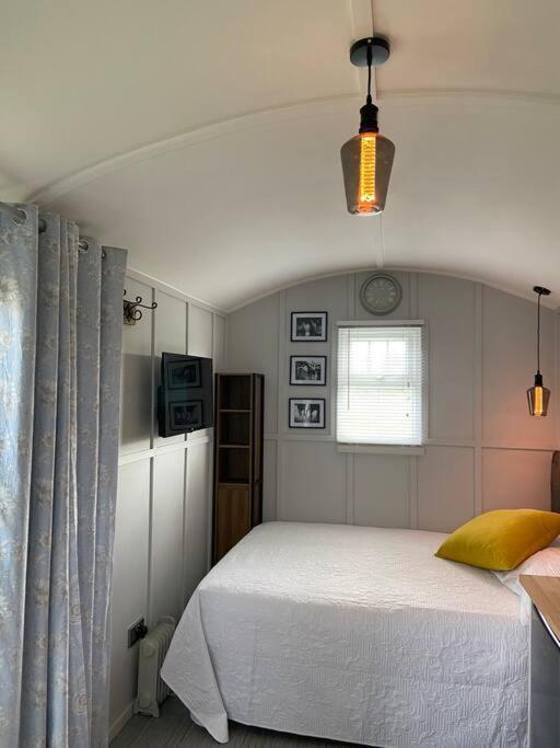 Beautiful Shepherd'S Hut Newmarket  Exterior photo