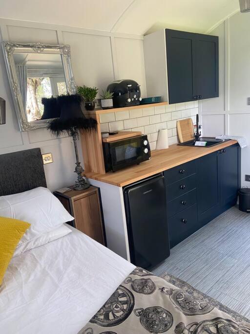 Beautiful Shepherd'S Hut Newmarket  Exterior photo